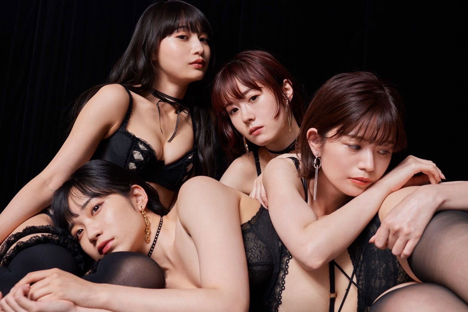 目標年商2億円”民族ハッピー組、SEXYランジェリー姿で魅了 「最初で最後」の1st写真集発表 - モデルプレス