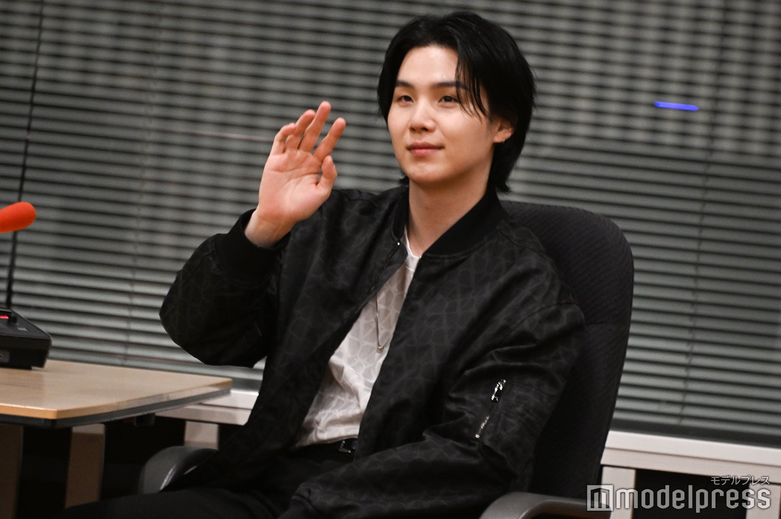 ラジオブースから手を振るSUGA（C）モデルプレス