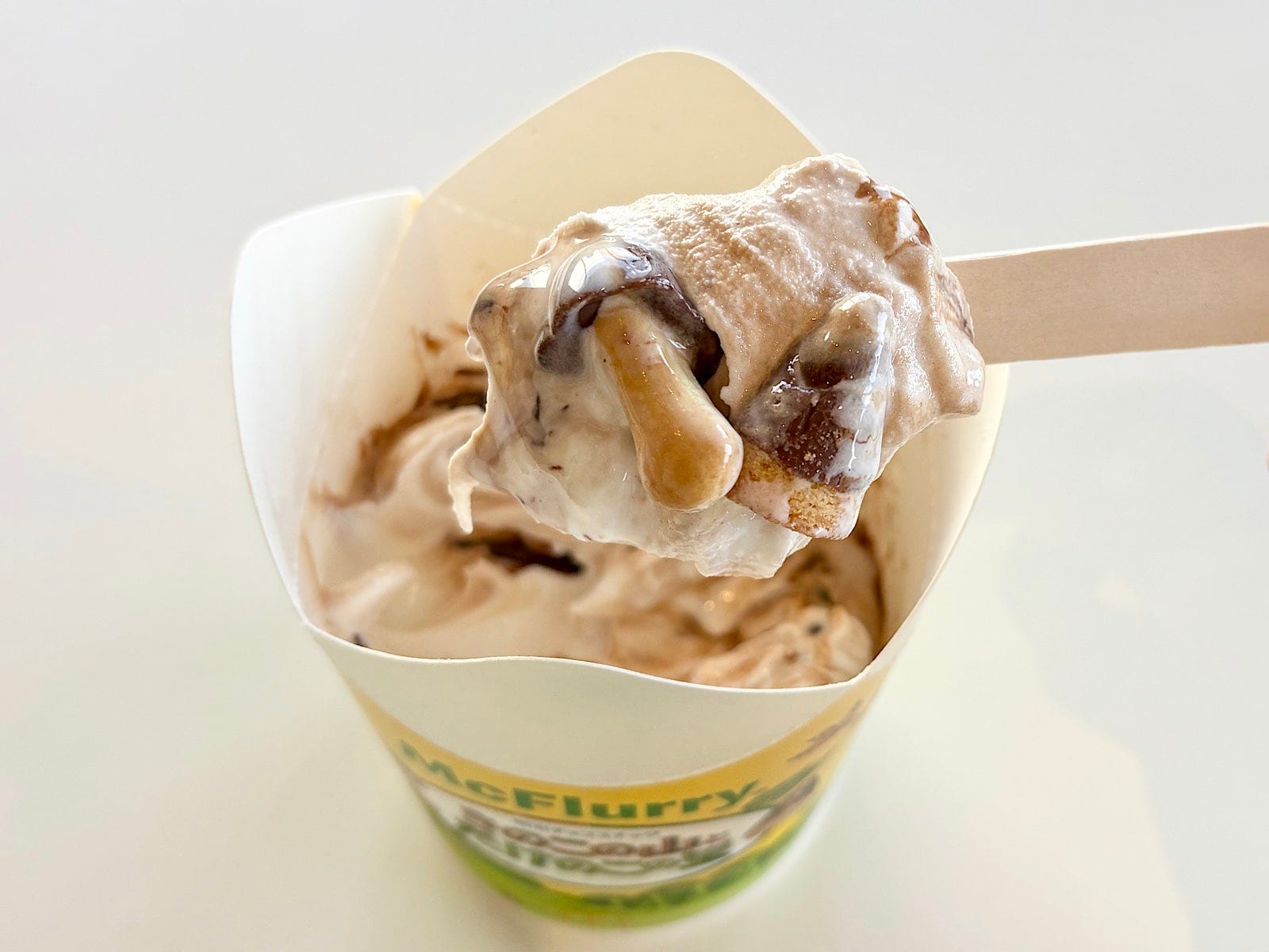 異なるザクザク食感が楽しい！ マクドナルド史上初の、きのこの山とたけのこの里コラボフルーリーです 