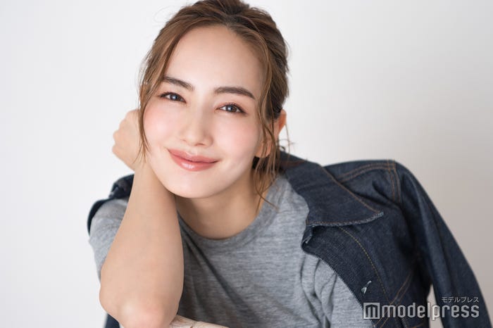 気になるcm美女 辻元舞とは 元usjダンサーで2児の母 異色のキャリア 夫との馴れそめ 透明美肌の秘訣に迫る モデルプレスインタビュー モデルプレス 気になるcm美女 辻元舞とは 元usjダンサーで2児の母 異色のキャリア 夫との馴れそめ 透明美肌の秘訣に迫る モデルプレスインタビュー モデルプレス
