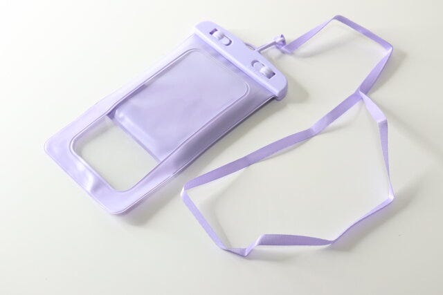 ダイソー　水に浮くスマートフォン防水ケース（パープル）