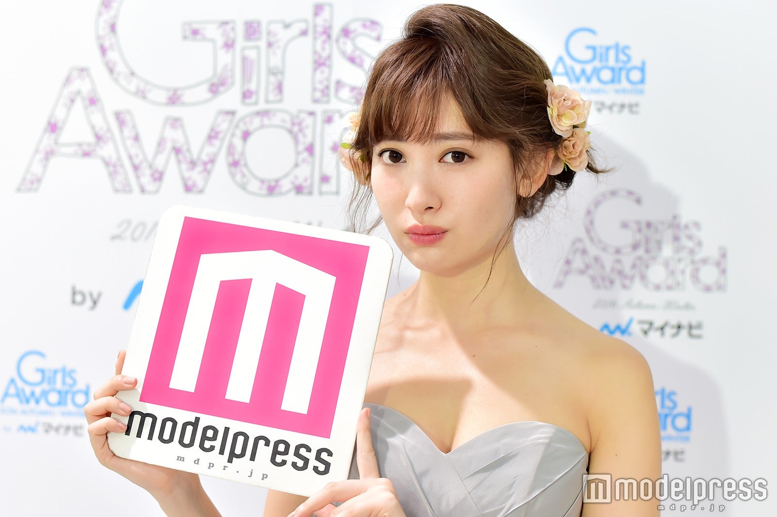 小嶋陽菜はなぜ美しい？スタイルキープ法、注目ファッション