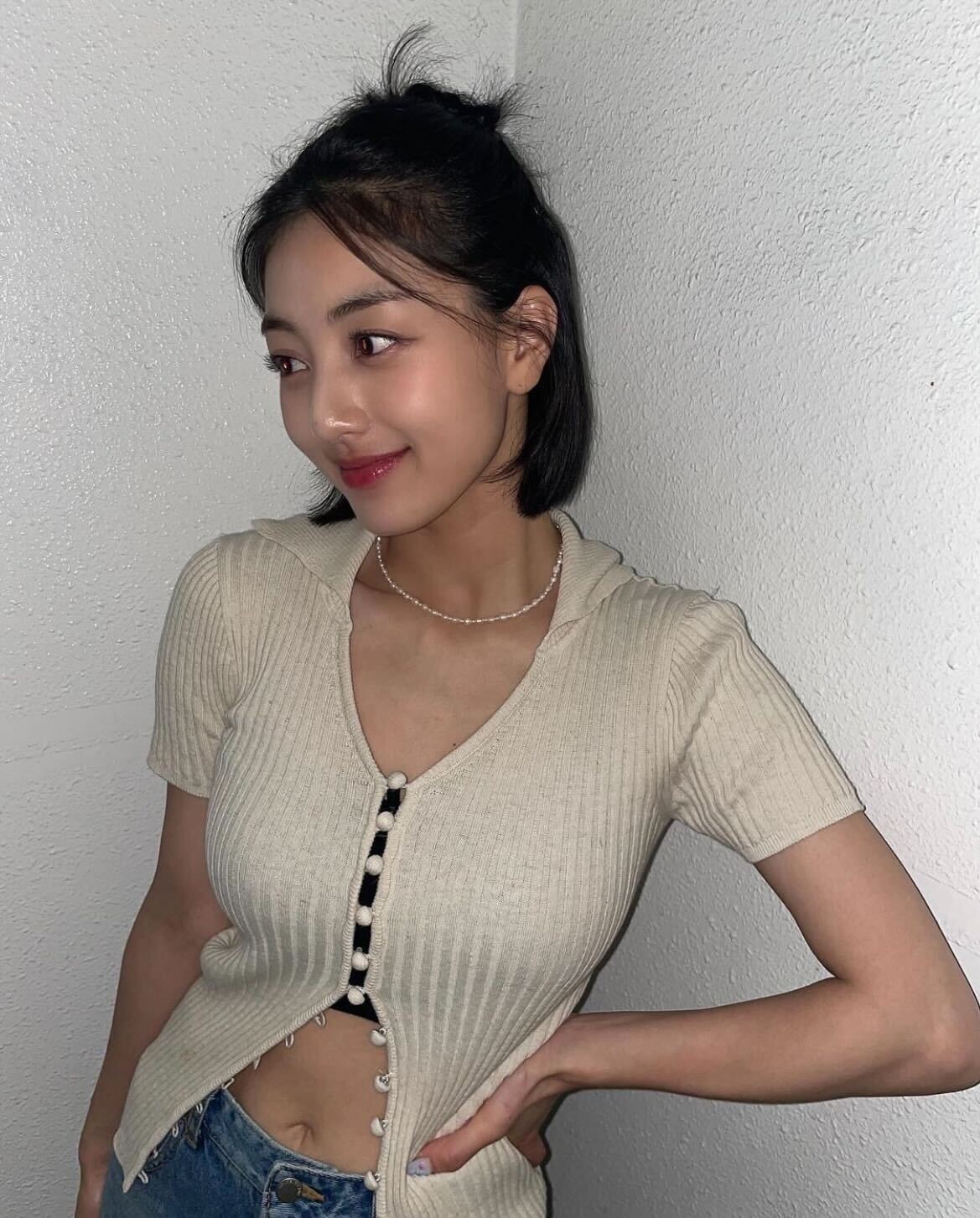 TWICEジヒョ、へそ出しルック披露「スタイル抜群」「可愛すぎる」の声