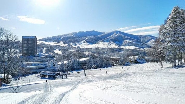 ホテルと直結するウエストのゲレンデ