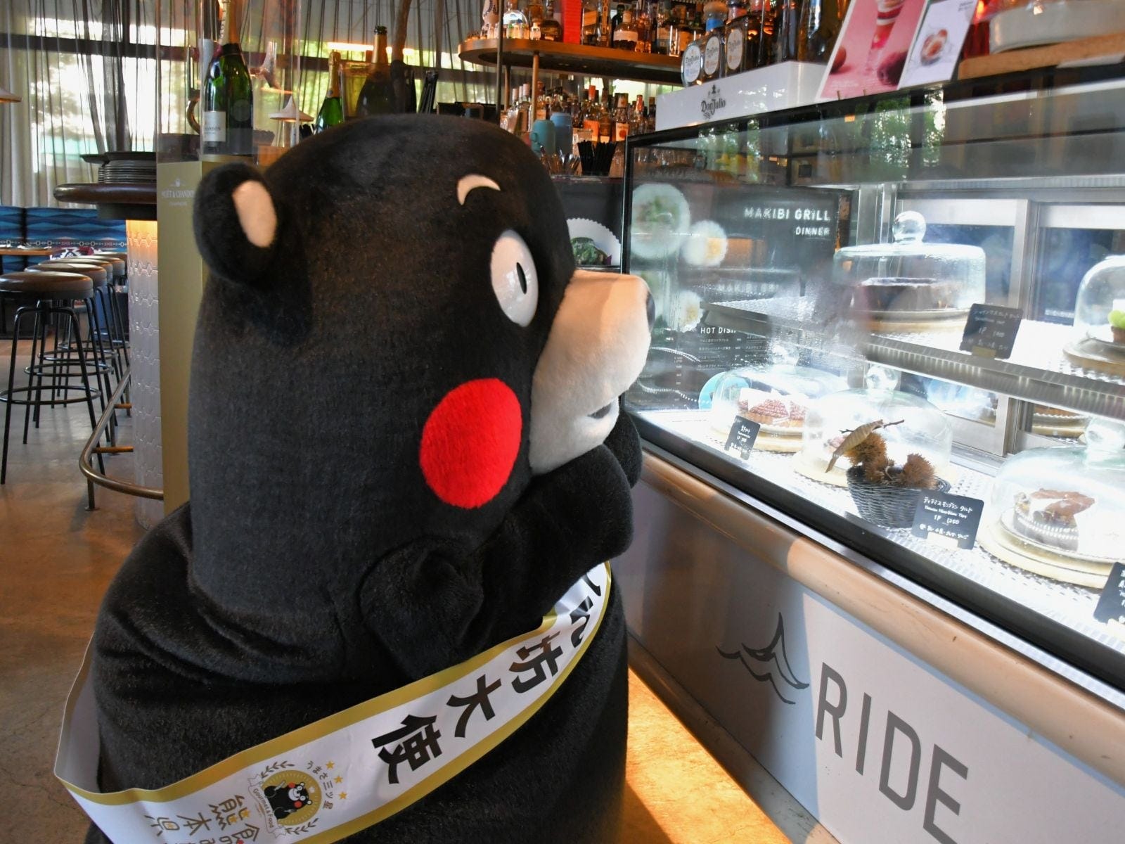 鼻息でくもるショーケース=8月26日、東京都品川区