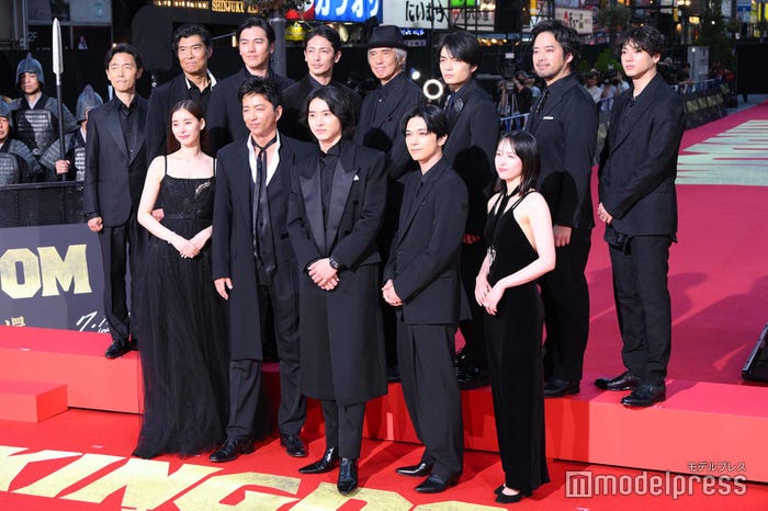 (後列左から)佐藤信介監督、高嶋政宏、要潤、玉木宏、佐藤浩市、岡山天音、三浦貴大、山田裕貴(前列左から)新木優子、大沢たかお、山崎賢人、吉沢亮、清野菜名(C)モデルプレス