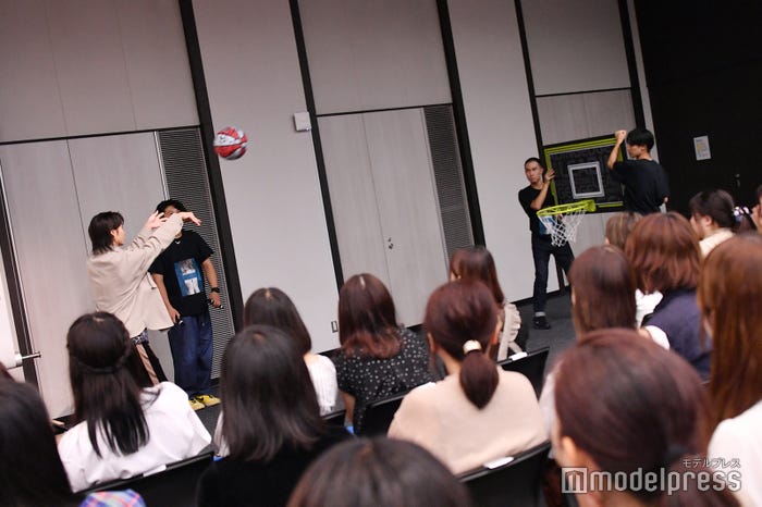 例の人力フリースロー(C)モデルプレス