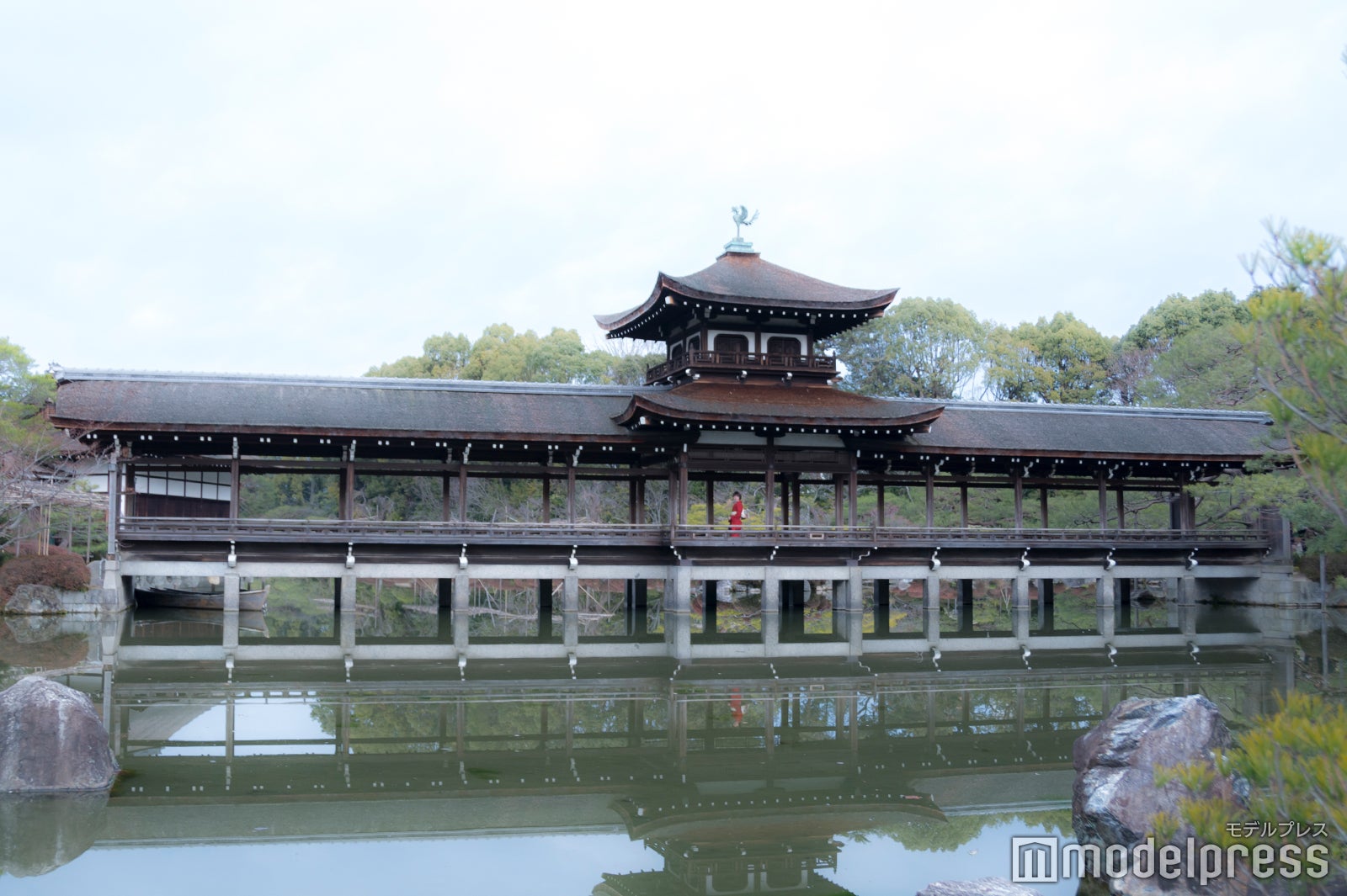 東神苑の池（栖鳳池）にかかる泰平閣（C）モデルプレス