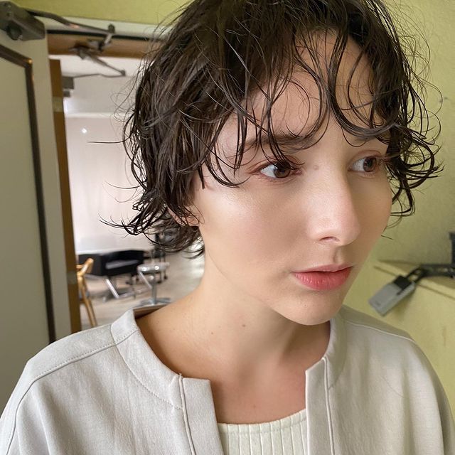 40代女性に似合うゆるふわパーマ ボブヘア 美シルエットで垢抜けを叶える モデルプレス 40代女性に似合うゆるふわパーマ ボブヘア 美シルエットで垢抜けを叶える モデルプレス