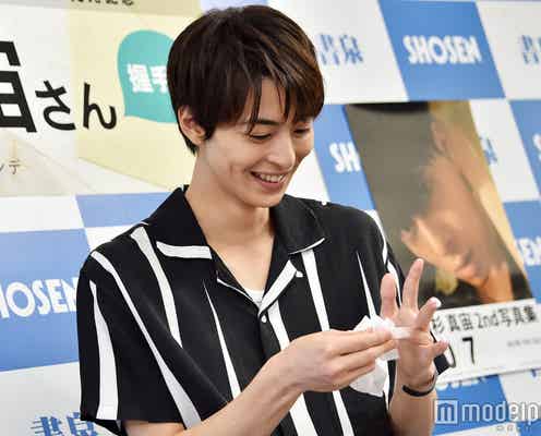 高杉真宙、人生初握手会直前に生クリームべったり 報道陣もニッコリの癒し系