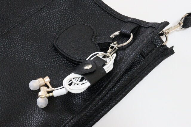 ダイソーのカバンに付けられるケーブルクリップ（フェイクレーザー、カラビナタイプ）