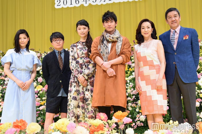 (左から)石井杏奈、濱田岳、宮崎あおい、佐藤健、原田美枝子、奥田瑛士(C)モデルプレス