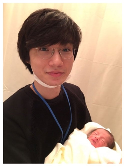 愛息子を抱く永井聖一／山口尚美公式ブログ（Ameba）より