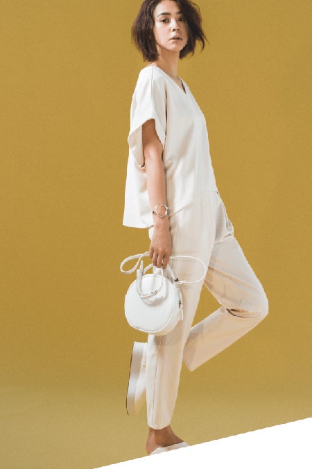 セットアップ￥8,900、2WAYバッグ￥6,900、厚底バブーシュ￥7,900（C）TOPLOG