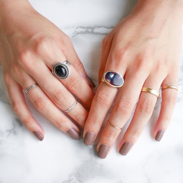 どの指にどうつけたらいい 指輪 リングのおしゃれな重ねづけ術 ビューティーガール