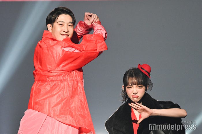 小園海斗選手、渡辺リサ(C)モデルプレス