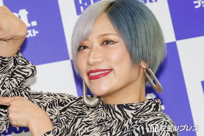 ぱーてぃーちゃん・信子、長髪イケメン夫との2ショット公開「お似合い」「リンクコーデ可愛い」と反響続々