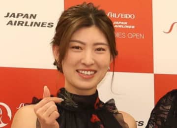 美女ゴルファーの左手首にキラリ高級腕時計 「ゴルフウェアとフォーマルな装いの印象の違いにびっくり」 地元神戸の老舗時計・宝飾店が投稿