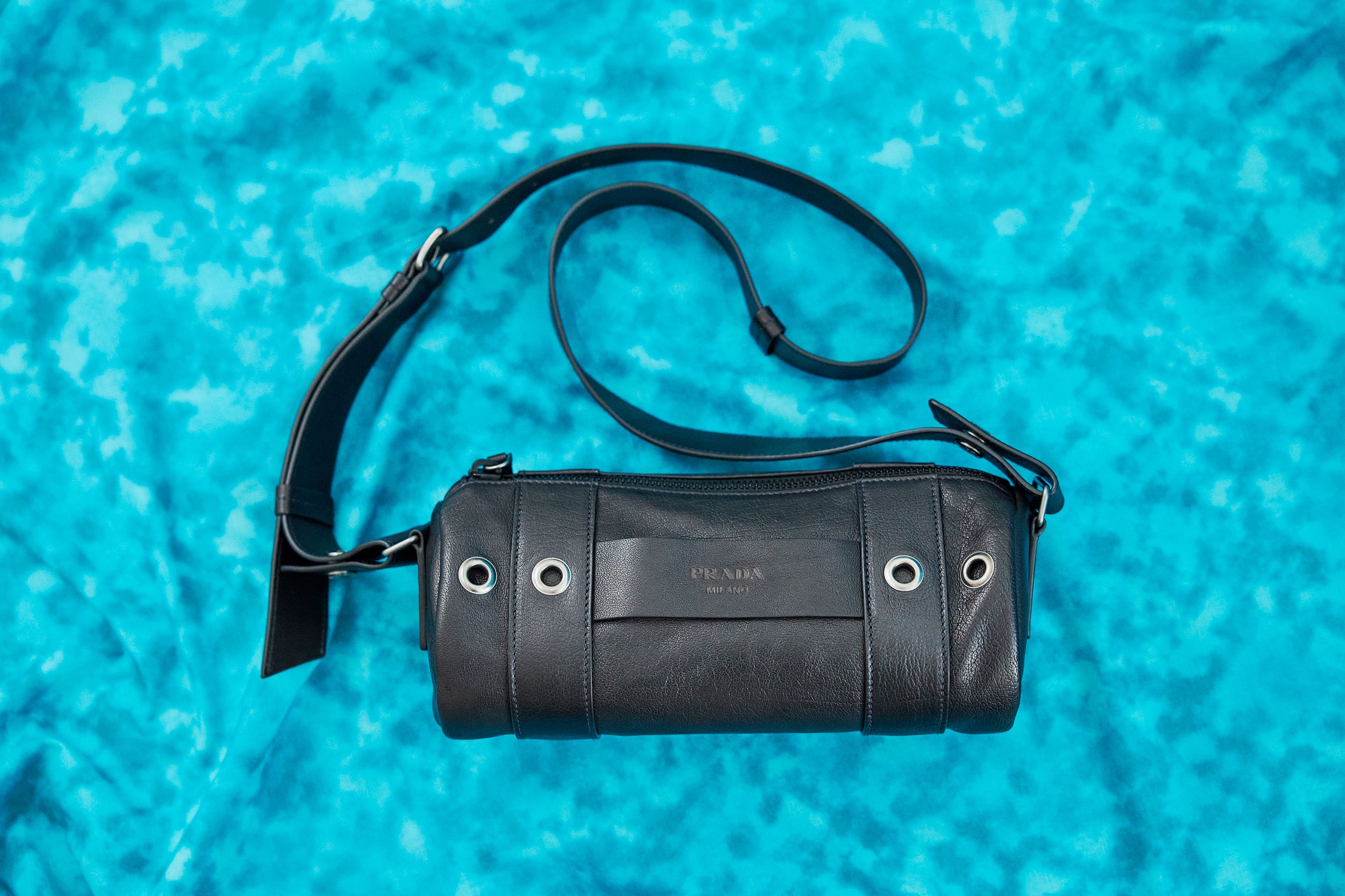 機能性を、デザイン美へと昇華するプラダ──2026年春、バッグと財布の最新事情