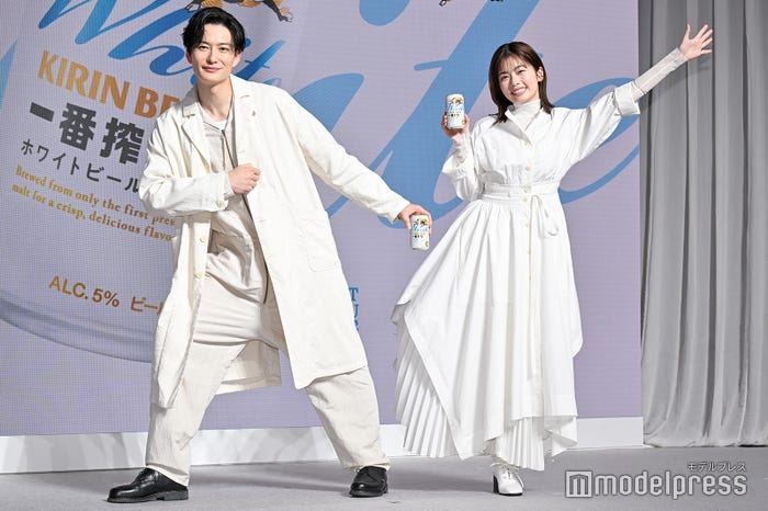 商品のおいしさが一目で伝わるように考えたポーズを披露する岡田将生、小芝風花(C)モデルプレス