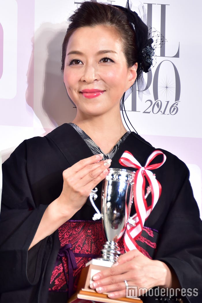 後輩・武井咲を祝福した真矢ミキ (C)モデルプレス