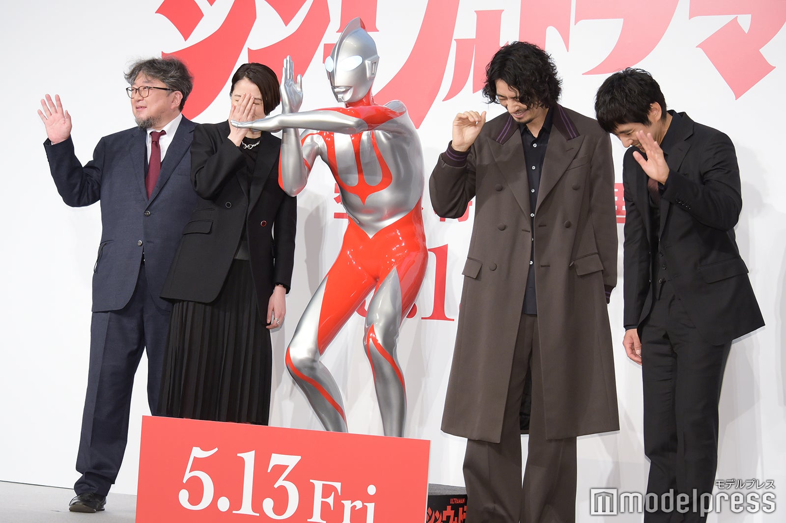 （左から）樋口真嗣監督、長澤まさみ、ウルトラマン、斎藤工、西島秀俊 （C）モデルプレス