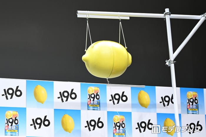 菊池風磨が割ったレモンくす玉(C)モデルプレス