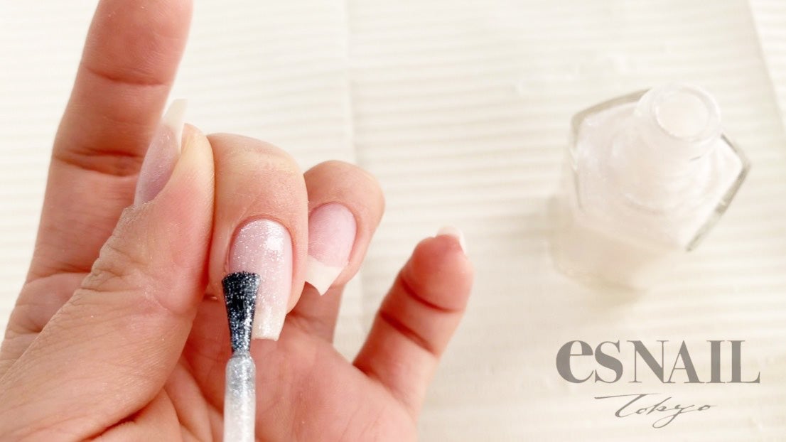 ラメが均等になるよう優しく触る感覚で塗るのがポイント（画像提供：esNAIL）