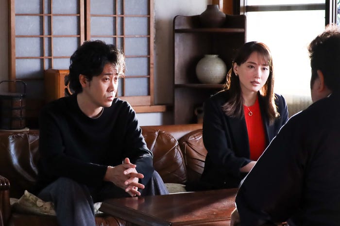 大泉洋、綾瀬はるか/「元彼の遺言状」第9話より(C)フジテレビ