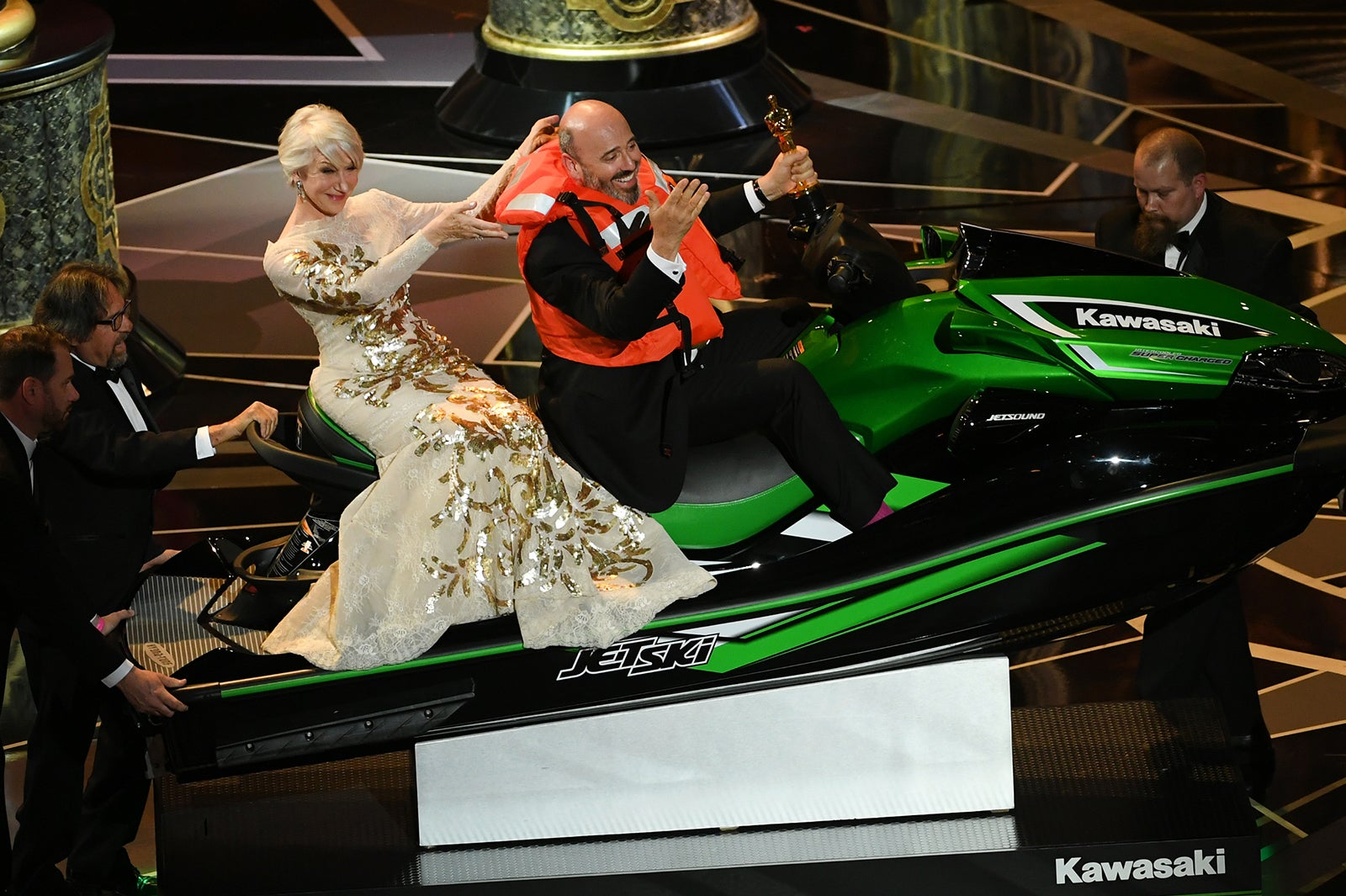 ジェットスキーを獲得したマーク・ブリッジス（右）（写真：Getty Images）