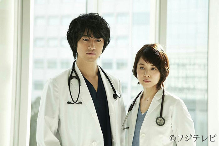 ドラマ『医師たちの恋愛事情』/左より:斎藤工、石田ゆり子(C)フジテレビ