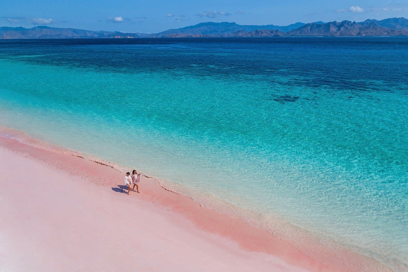 ピンク色の砂浜が広がるピンクビーチ（提供写真）
