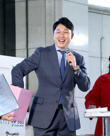 広島・新井監督 若手に“誠也流”の「マインド」「強い気持ち」見習って！ ミスターお別れの会での再会明かす