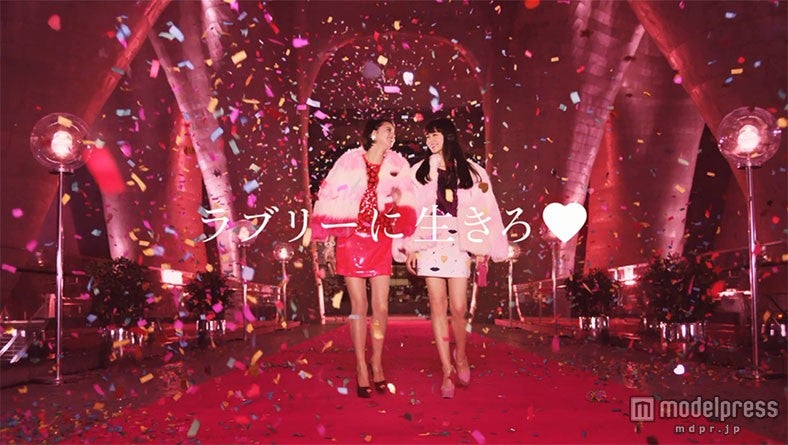 岸本セシル、小松菜奈が出演するキュートな世界観のCM