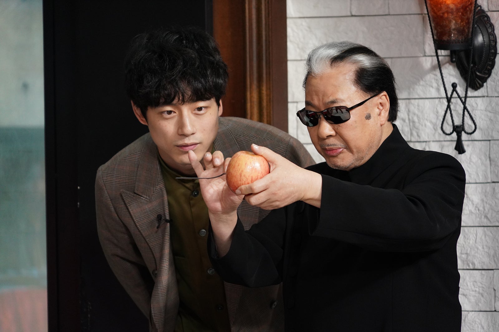 坂口健太郎、Mr.マリック（C）日本テレビ