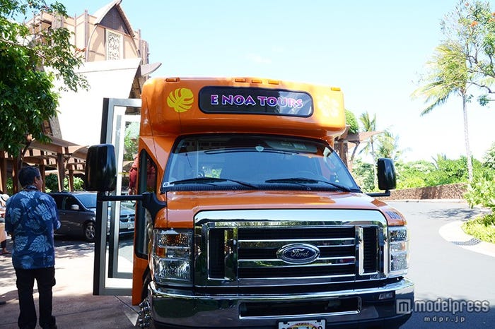 ホテル前からバスに乗車「西オアフ・オーガニック・ファーム・ツアー」