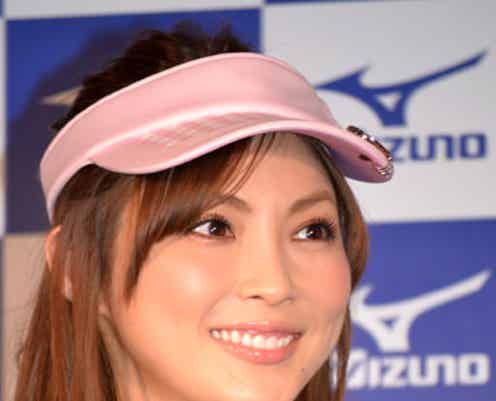 押切もえ、ミニスカで美脚をチラリ キュートな新作ウェアを発表