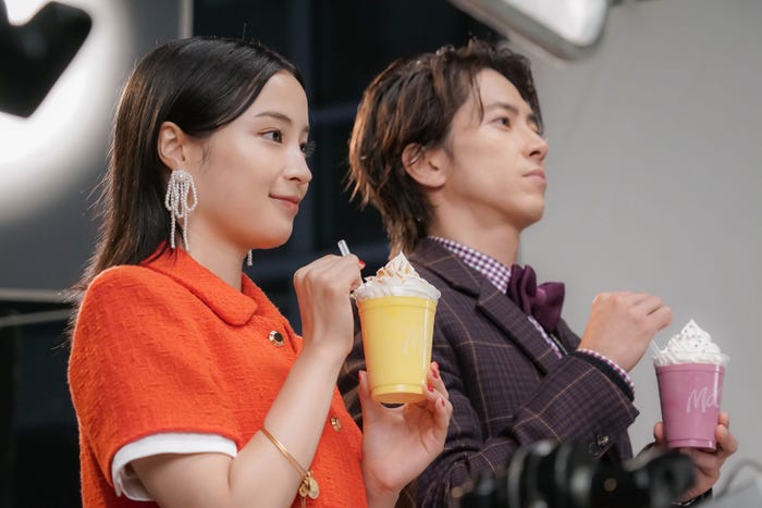 広瀬すず、山下智久/新TVCM「マックカフェ『フラッペしちゃった?りんご&巨峰』」篇メイキングより(提供写真)