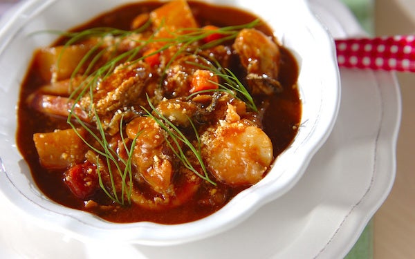 隠し味にカレー粉を入れる! 風味豊かなシーフードのトマトシチュー