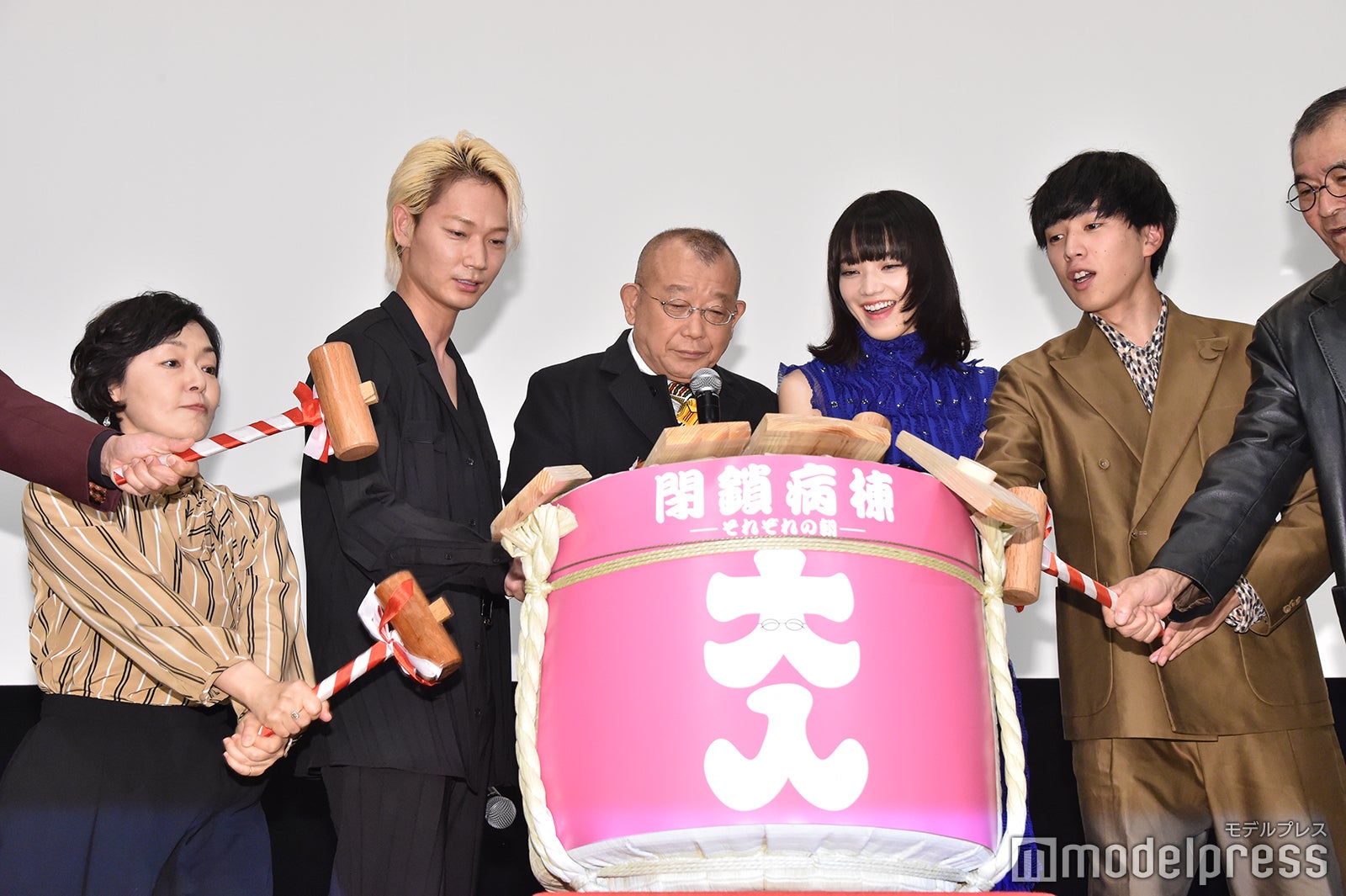 （左から）小林聡美、綾野剛、笑福亭鶴瓶、小松菜奈、坂東龍汰（C）モデルプレス