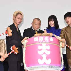 （左から）小林聡美、綾野剛、笑福亭鶴瓶、小松菜奈、坂東龍汰（C）モデルプレス