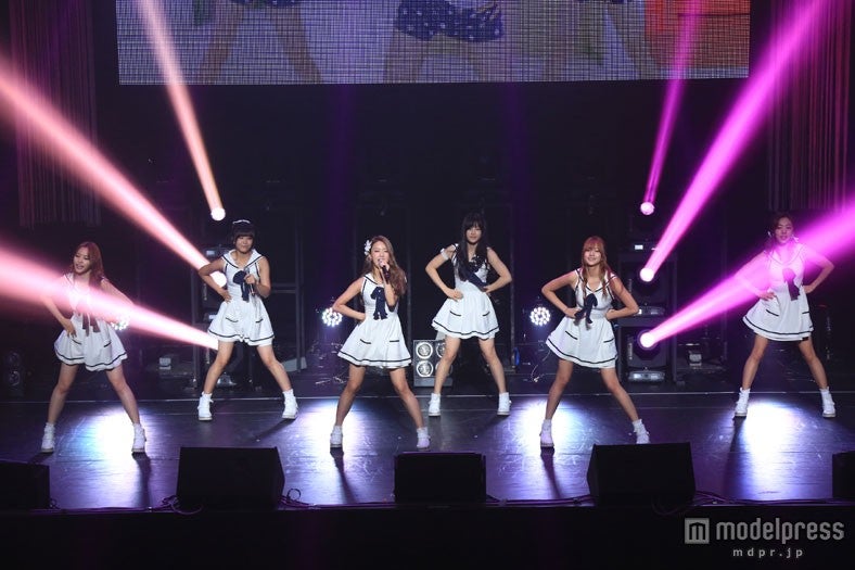 キュートなパフォーマンスで沸かせる