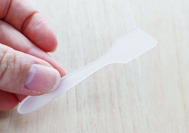 ダイソーのメイクスパチュラ（斜めカット型、30本）2