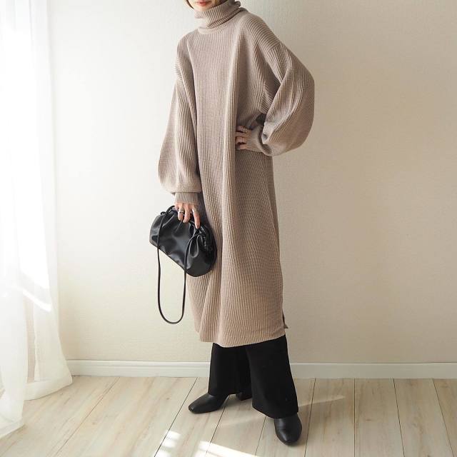 グレージュカラーのタートルネックワンピに黒のフレアパンツを合わせスクエアブーツとショルダーバッグをコーディネート
