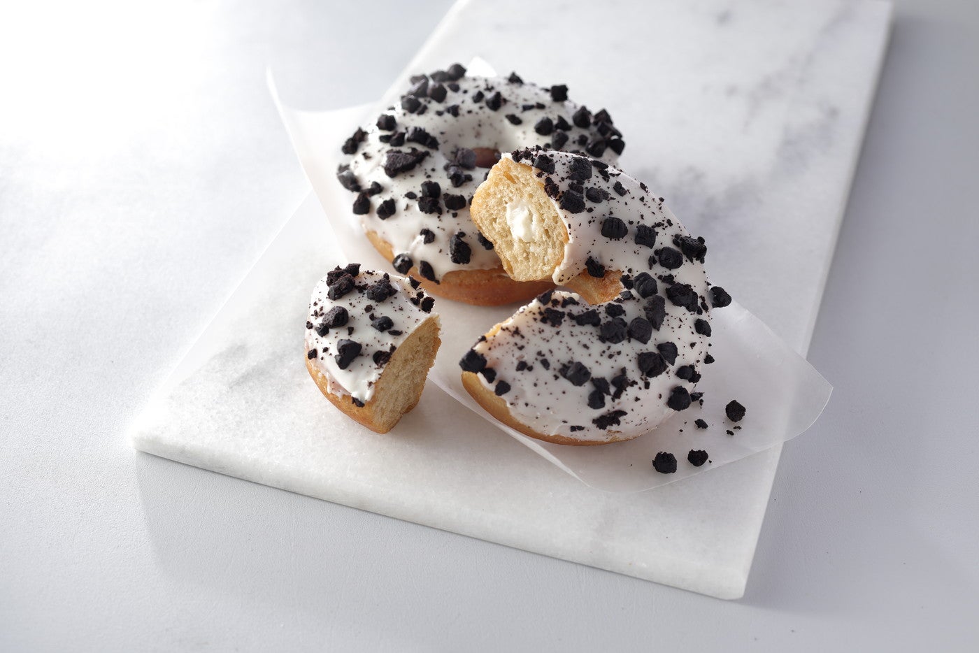 クッキー＆クリームドーナツ¥275／画像提供：スターバックス コーヒー ジャパン