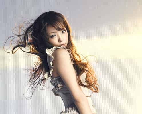 安室奈美恵、新作ジャケット解禁 ヌーディーミニワンピ着こなし