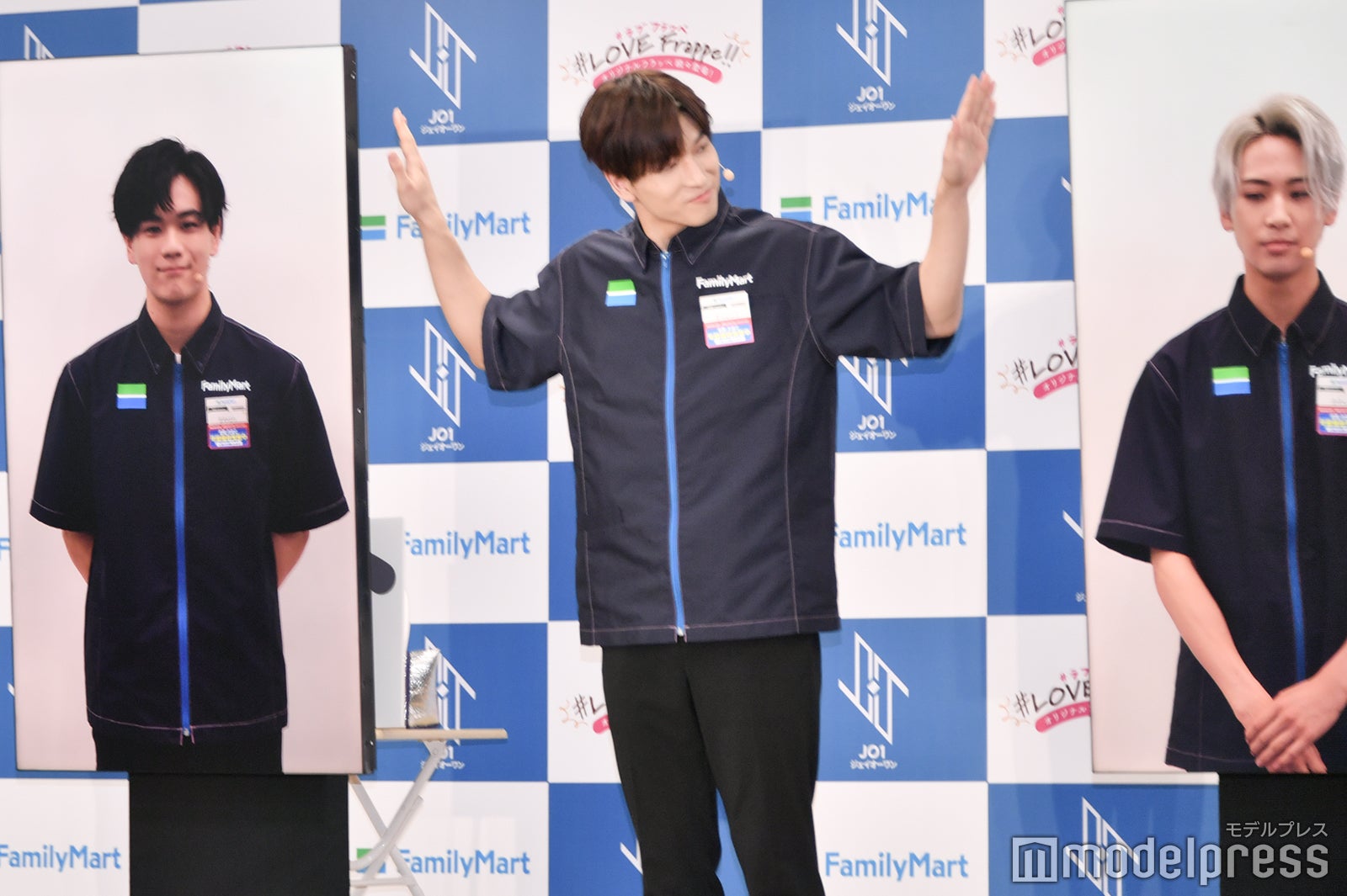 モニターの豆原一成と川尻蓮をなでなでする金城碧海（C）モデルプレス