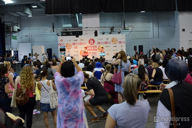 YANAKIKUのパフォーマンスにファンが殺到