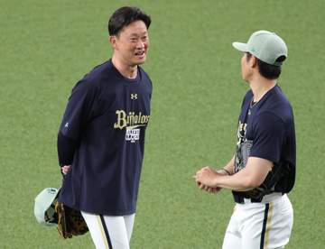オリックス・岸田監督が45歳バースデーで西川から祝福されて…