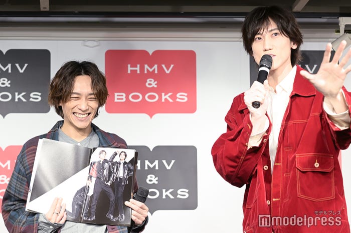 水田航生の“見どころ”ページを見せる平間壮一、説明する植原卓也(C)モデルプレス